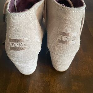 Toms Women’s Wedge Bootie Boots Desert Lace-up Taupe Suede Ankle Size 7